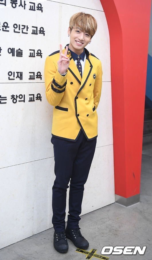 JeonJungkook_BR's tweet photo. [🐰] Há 3 anos, em 07 de fevereiro de 2017, Jungkook se formou na School of Performing Arts de Seoul (SOPA) em meio à correria de sua vida de idol ♥️

A cerimônia teve a participação de seus orgulhosos hyungs 🥰

#JUNGKOOK #정국 #정국아졸업축하해
#JKGraduationDay @BTS_twt https://t.co/u5tLuxWWqk