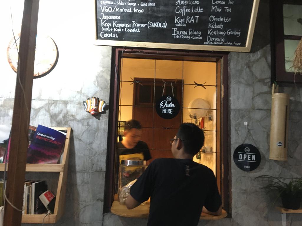 Selamat berakhir pekan kawan-kawan semua, jangan lupa #ngopi hari ini. Kedai masih buka nih sampai jam 11 malam nanti #kopi #mampang #ngopidimampang