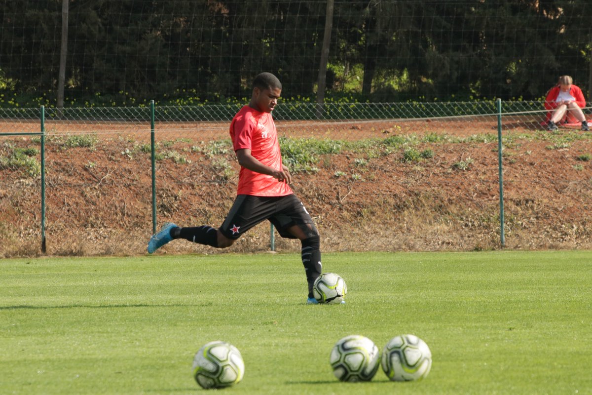 slavia_eng's tweet photo. 🏋️♂️ | Warm up session is in full swing! 10 minutes until the kick off! #slabor
🇵🇹 #SKSAlgarve2020 https://t.co/Zkt5NjhCf1