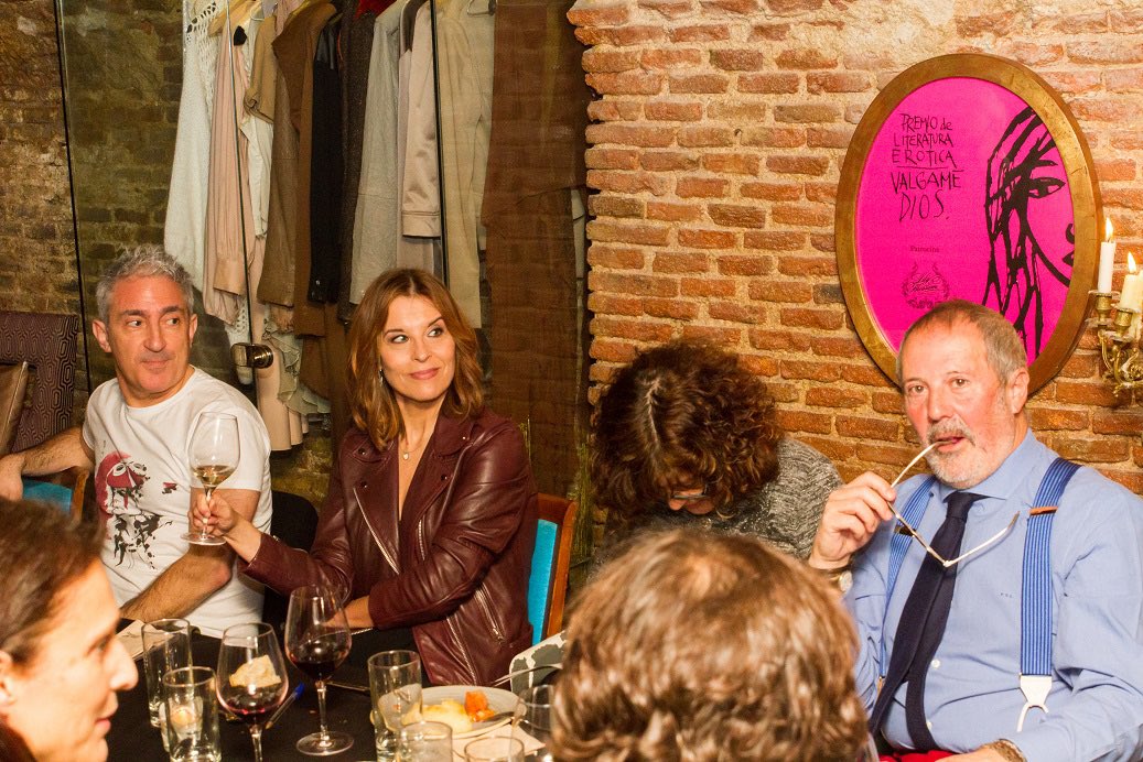 Los periodistas Fernando Rodríguez Lafuente, <a href="/luzsmellado/">Luz Sánchez-Mellado 🇪🇦🏳️‍🌈</a> y <a href="/jonsistiaga/">Jon Sistiaga</a> en un momento de la comida de nuestro jurado, deliberando sobre los relatos finalistas del #VPremioVálgame