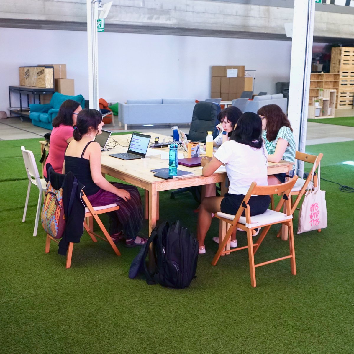 Ya os hemos hablado de ellas en otras ocasiones, pero es que no nos cansamos de repetirlo: nuestra comunidad de Mujeres+Tecnología DESPROGRAMADAS es lo MÁS!!!! 🤩
.
Únete los jueves a este equipazo, en el que aprendemos juntas y disfrutamos de la programación!!