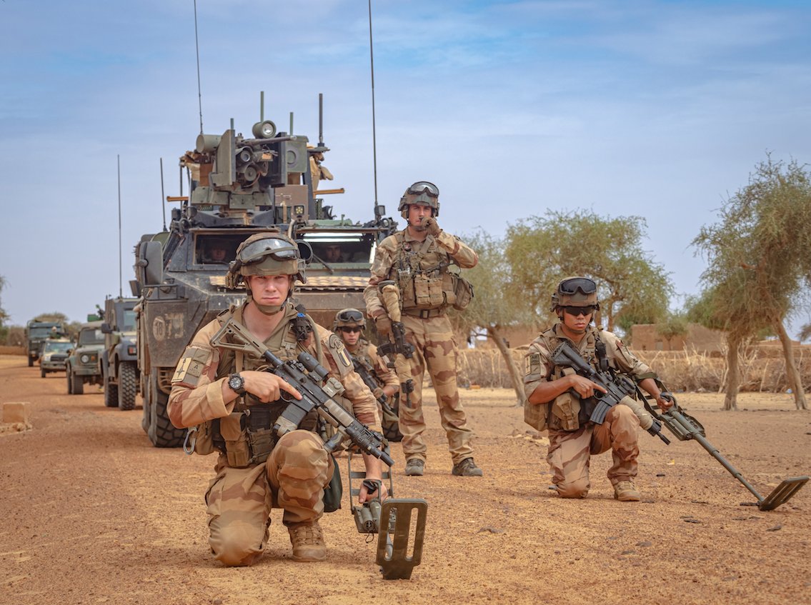 armeedeTerre's tweet image. Votre avis nous intéresse ! 👀 Votez pour la #PhotoDeLaSemaine 📸 :

✅ NIGER : Patrouille du 2e régiment de génie

✅ ALLEMAGNE : Tir mortier de 120 mm.
✅ FRANCE : 14 Juillet

✅ FRANCE : Tir HK 416 F
La plus plébiscitée fera partie de la finale #PhotoDeCouvertureDuMois