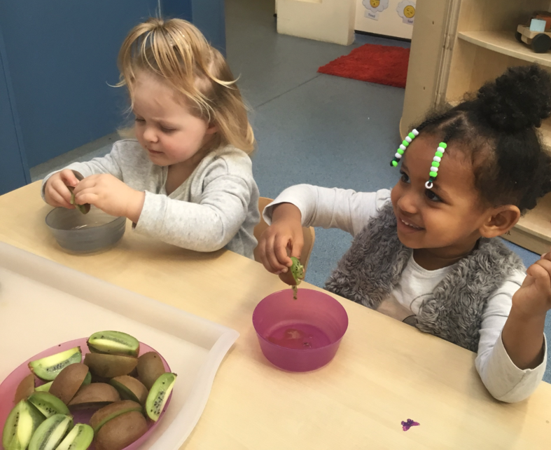 bluesky_nursery's tweet photo. At Bluesky, we have been learning about how to maintain a healthy lifestyle. The children have made delicious fruit skewers, squeezing fruits to make fresh juice and taken part in fruit and vegetable messy play!
@startwellbham #fay5aday #suzystartwellrolemodel #2snacksmax https://t.co/hjGOZuZ4Sf