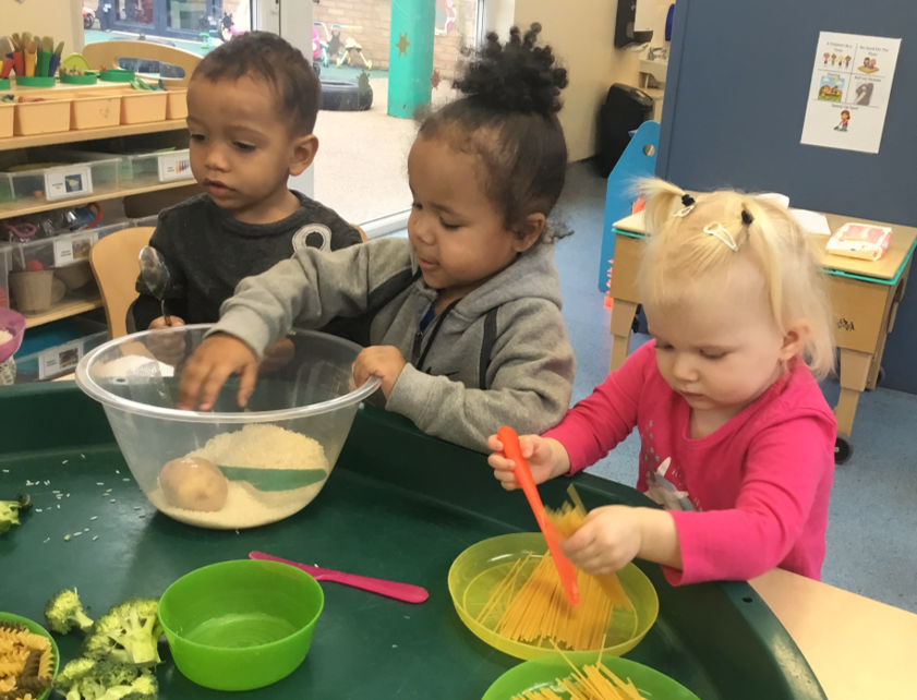bluesky_nursery's tweet photo. At Bluesky, we have been learning about how to maintain a healthy lifestyle. The children have made delicious fruit skewers, squeezing fruits to make fresh juice and taken part in fruit and vegetable messy play!
@startwellbham #fay5aday #suzystartwellrolemodel #2snacksmax https://t.co/hjGOZuZ4Sf