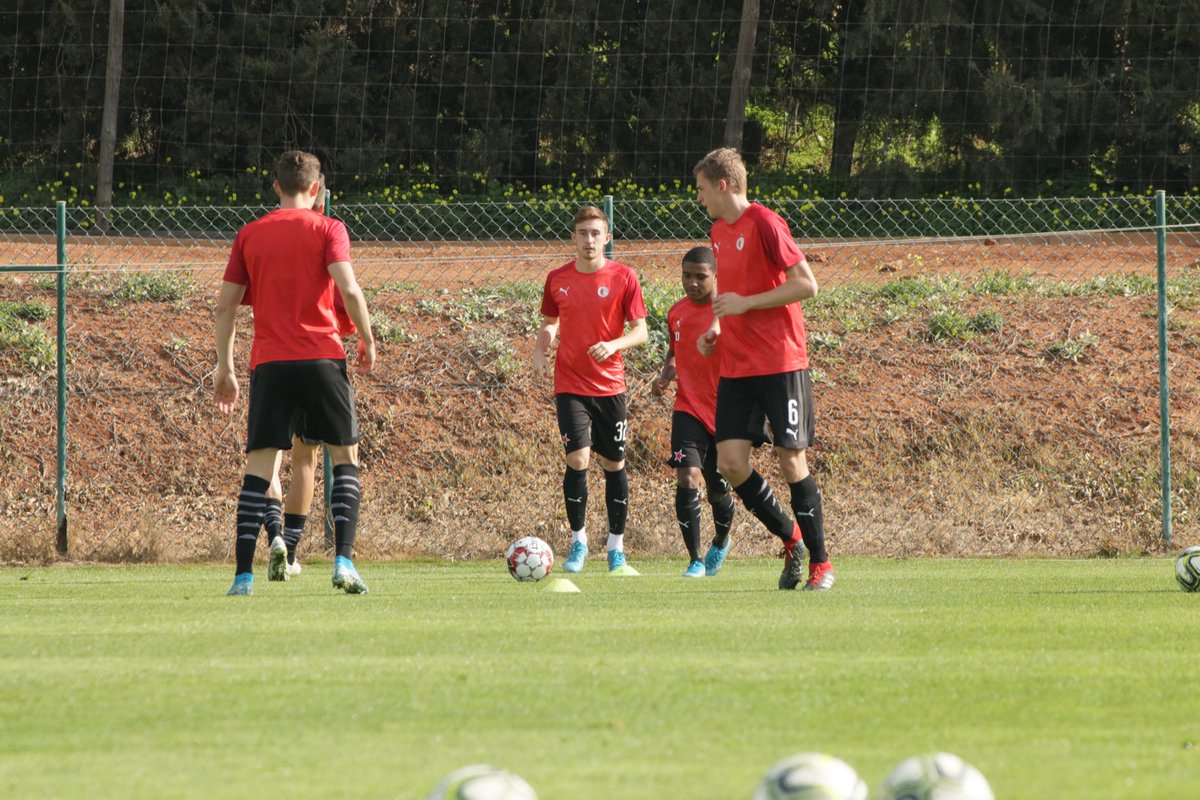 slaviaofficial's tweet photo. 🏋️♂️ | Rozcvička v plném proudu! Za malou chvíli jdeme na to! #slabor
🇵🇹 #SKSAlgarve2020 https://t.co/a8i6myRH0O