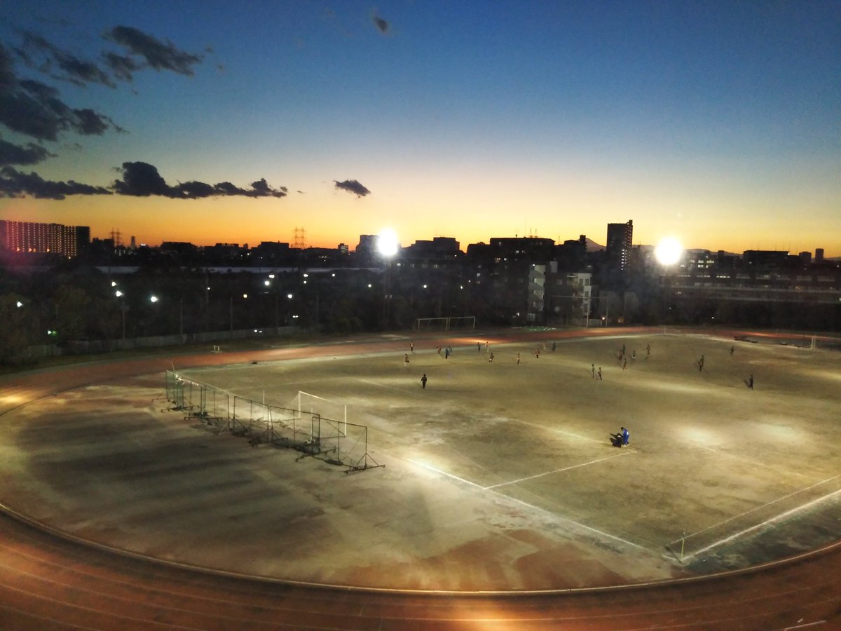 東京都立つばさ総合高等学校 夕暮れとグラウンド 寒い日が続きますが 体に気をつけつつ日々を頑張りましょう 運動部も文化部も そして受験生の皆さんも 東京都立つばさ総合高等学校 夕暮れとグラウンド 寒い日が続きますが 体に気をつけつつ日々を頑張りましょう 運動部も文化部も そして受験生の皆さんも