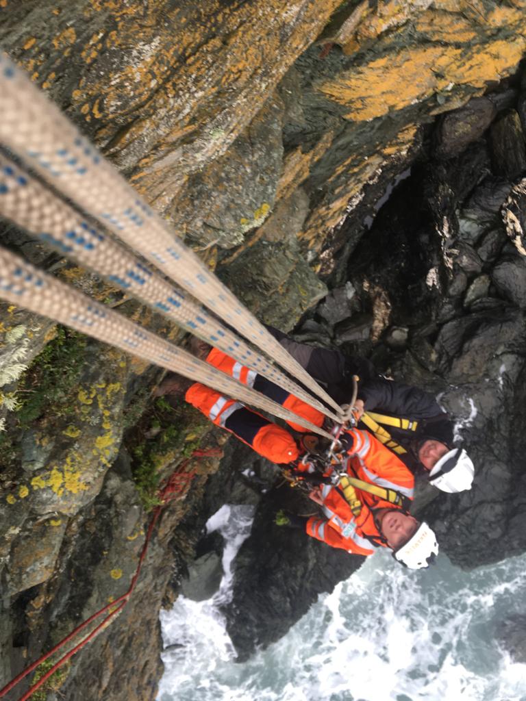 WMFSTechRescue's tweet photo. Multi Service and international co-operation during a recent Rope Supervisors course. An important aspect of TRU skill set. Learning/Working in urban and natural environments. Big thanks to @OutreachRescue @DEMA_eng #commitmenttoexcellence https://t.co/omN9SVPemp