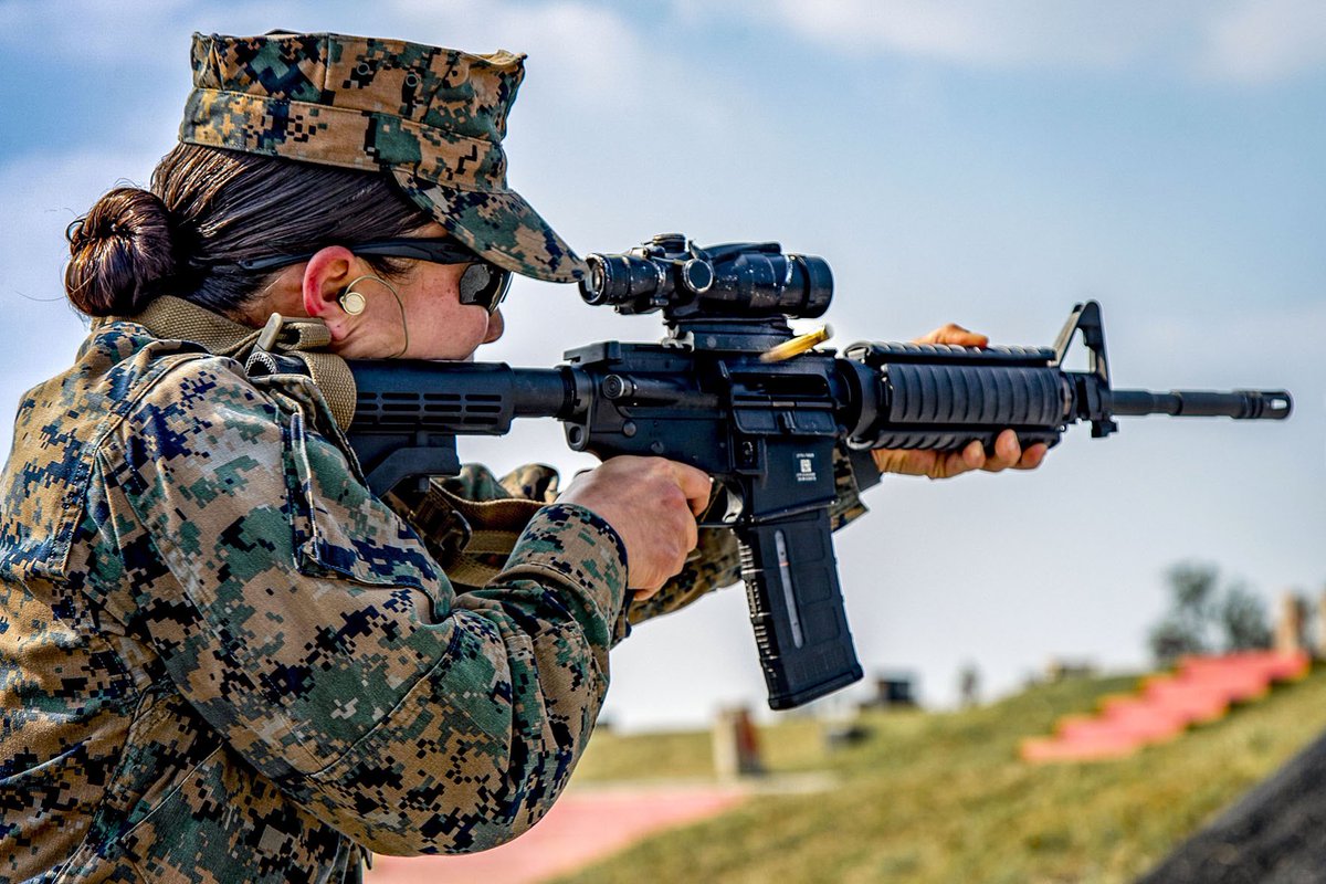 Ess Military 米海兵隊は19年12月12日に沖縄キャンプで毎年開催される極東射撃大会で自衛隊をテストし最高の マークスマンを決定しました Ess Crossbow 装着 Bult For Battle Tough For Life Oakley Ess Military Government Division T Co