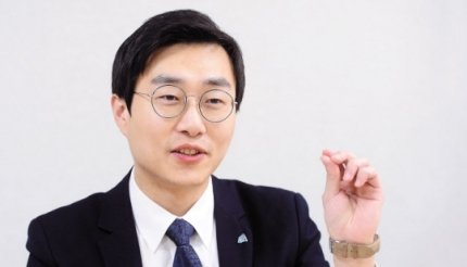 [2020총선, 청년후보에 묻다]與 정당 육성형 인재 1호 장경태 “청년 정치 태동기…제도화 절실”

더불어민주당의 ‘인재육성 제1호 청년’ ‘최연소 중앙위원’, ‘첫 대학생위원장’, ‘최초 30대 원외 전국청년위원장.’ 장경태 더불어민주당 전국청년위원장 21대 총선 도전장

n.news.naver.com/article/016/00…