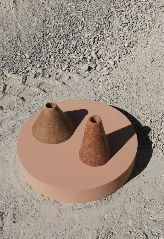 DOrefice_Studio's tweet photo. ‘I Crudi’ raw earth vases 
These unbaked clay vases, made in two finishes and obtained from two earth pigments of different colors.
Photo @pavlove
#designeditions #vases #collectibledesign #clay #rawearth #domenicoorefice #design #handmade  #ceramic #homedecor #sculpture https://t.co/OYBkkCR2gn