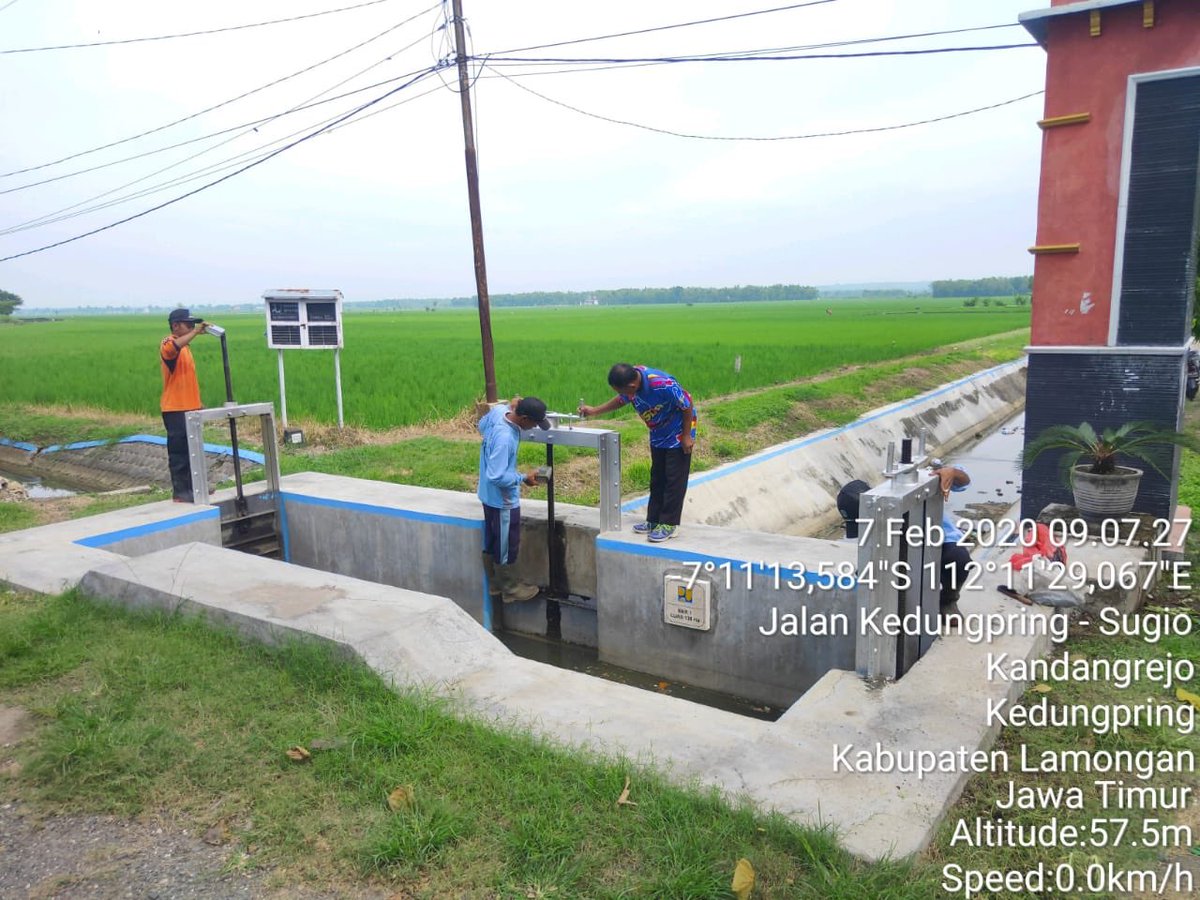 PSDA_BJN_TPOP's tweet photo. Perawatan dan pelumasan pintu air di saluran sekunder BPKR 9 dan BKR 1 DI Prijetan kemantren kandangrejo, kec. Kedungpring Kab. Lamongan
#TPOPBJN #TPOP2020 https://t.co/i8ZmE9CS4x