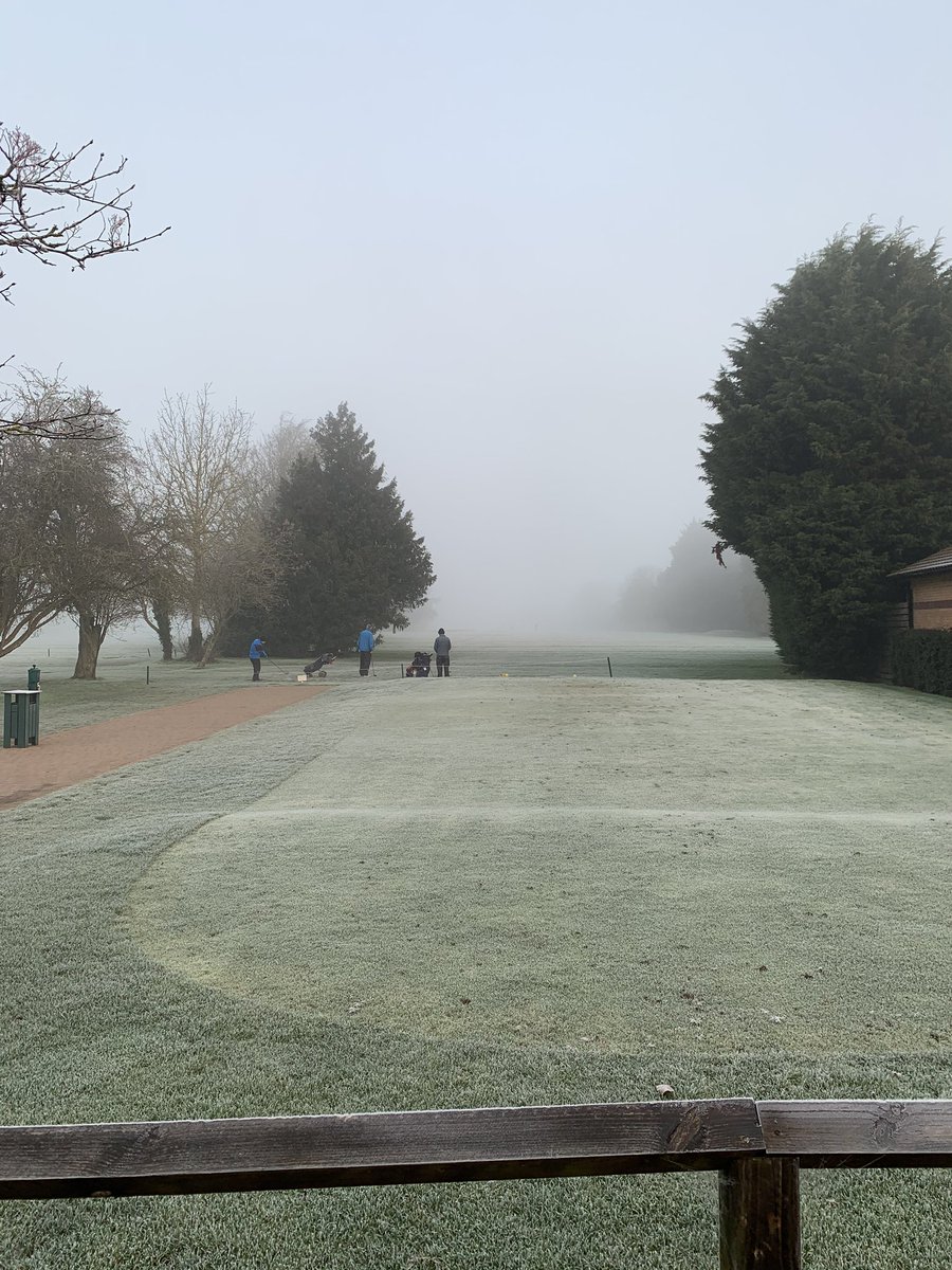 northoxfordgolf's tweet photo. What do you reckon, are they brave or mad? Great to see our members braving the sub zero temperatures this morning!!! 👏🏻 🥶 🧊 ⛳️ #NOGC https://t.co/MrMBry2GPg