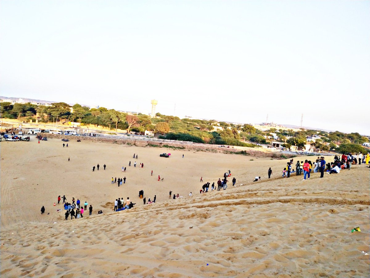 gg_osiyan's tweet image. #मरू_महोत्सव2020 
राजस्थान की मरु धरा जैसलमेर में आयोजित होने वाले मरु महोत्सव के अवसर पर 😊
&quot;मिनी जैसलमेर&quot; के नाम से विख्यात जोधपुर से सिर्फ 60 KM दूर ओसियां के धोरों का एवं मंदिरों की नगरी ओसियां के बडों का आनंद लेना ना भूले  🙏 #आपाणी_ओसियां