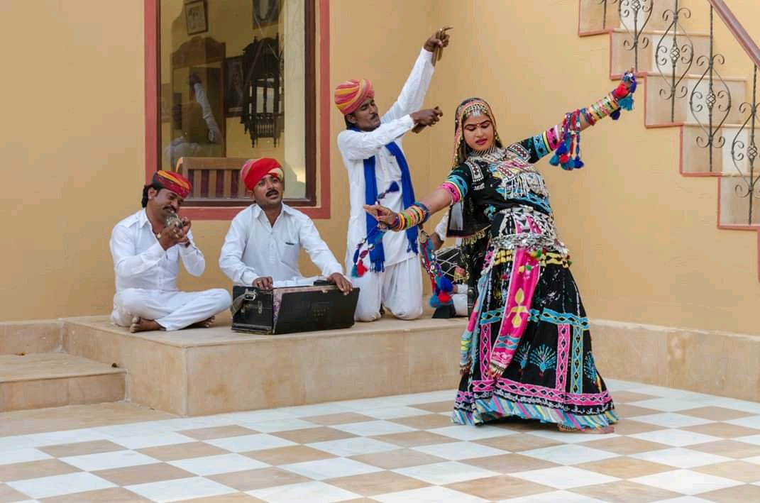 gg_osiyan's tweet image. #मरू_महोत्सव2020 
राजस्थान की मरु धरा जैसलमेर में आयोजित होने वाले मरु महोत्सव के अवसर पर 😊
&quot;मिनी जैसलमेर&quot; के नाम से विख्यात जोधपुर से सिर्फ 60 KM दूर ओसियां के धोरों का एवं मंदिरों की नगरी ओसियां के बडों का आनंद लेना ना भूले  🙏 #आपाणी_ओसियां