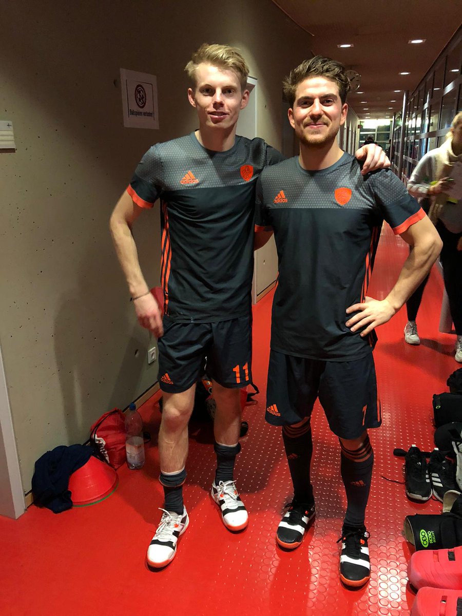 Niet vergeten: vanaf morgenohtend 07.00 uur kan je stemmen op de Beste zaalhockeyer van Nederland. Help jij onze teamgenoten #TimoGoor en/of  <a href="/JochemBakker16/">Jochem Bakker</a> aan deze titel? hockey.nl/nieuws/zaalhoc…
