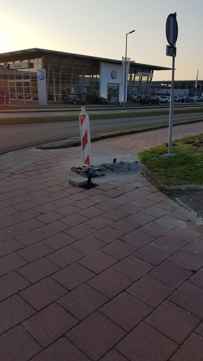 Knarfetico's tweet photo. @Stadswerk072 @gemeentealkmaar hoek smaragdweg/toermalijnstraat, lijkt me vragen om ongelukken zo met uitstekende kabel en gat in de bocht van fietspad met 1 simpel afzetbordje. Is al minstens een week zo! https://t.co/EDQrHRWBU3