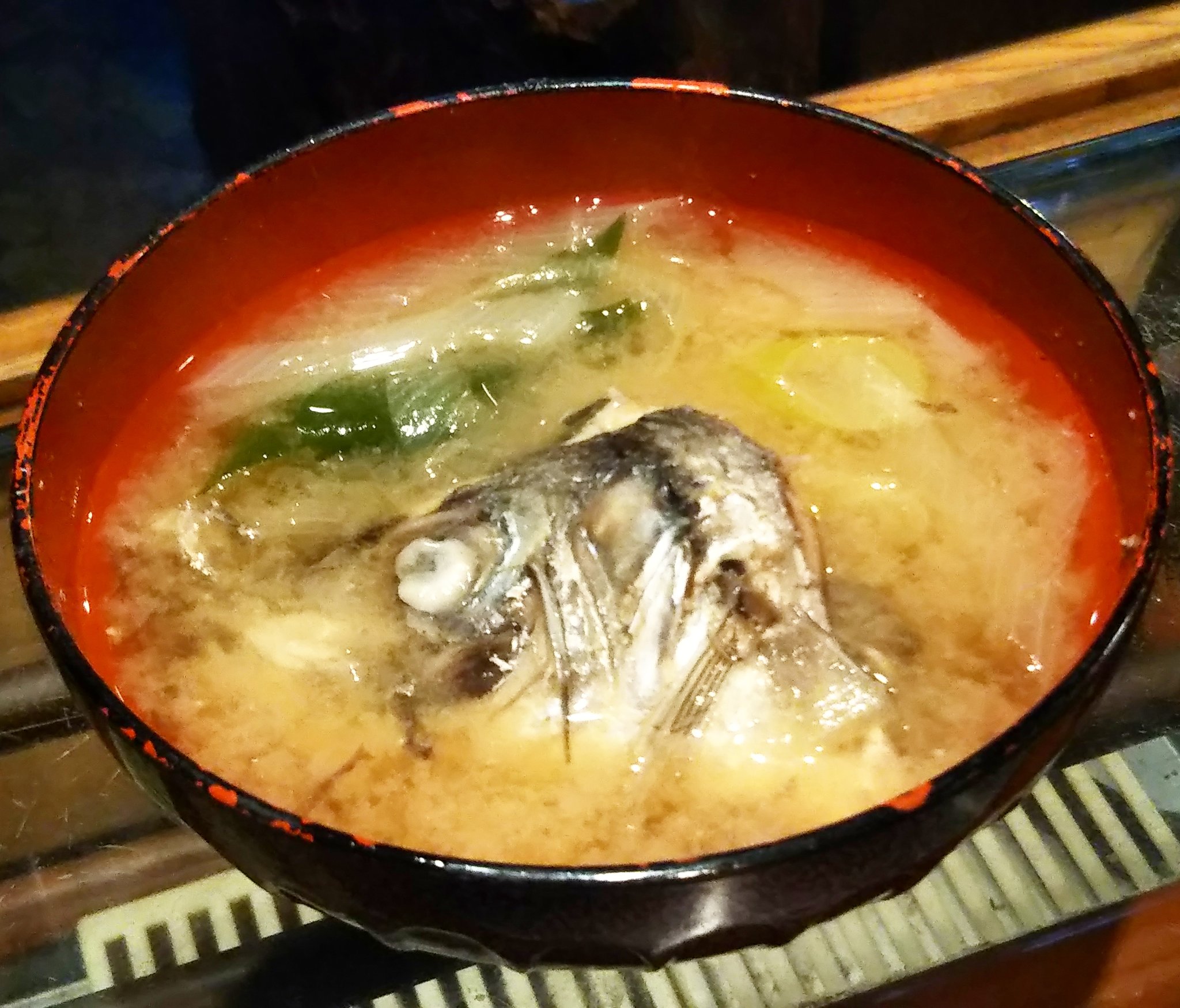 もつ焼き 居酒屋にそじ 本日のお通しは アジのあら汁でございます 昨日に引き続き汁物でございます 是非暖まっていただけたら幸いです 本日金目鯛と黒鯛の刺身ございます 是非お越しください 本八幡 京成八幡 市川 居酒屋 もつ焼き アジの あら汁