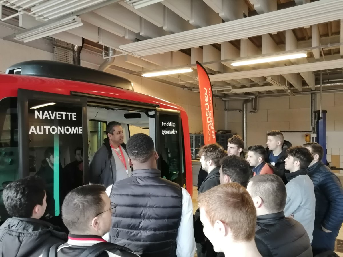 transdevFR's tweet photo. 🚌Notre équipe Systèmes de Transport Autonome fait découvrir la navette #autonome en répondant aux questions sur la #MobilitéAutonome, les transports publics, les métiers de la #Mobilité. Un bel échange avec de nombreux étudiants au @GARAC_officiel ! 🙏#ssam2020 https://t.co/90Wc1tuDWL