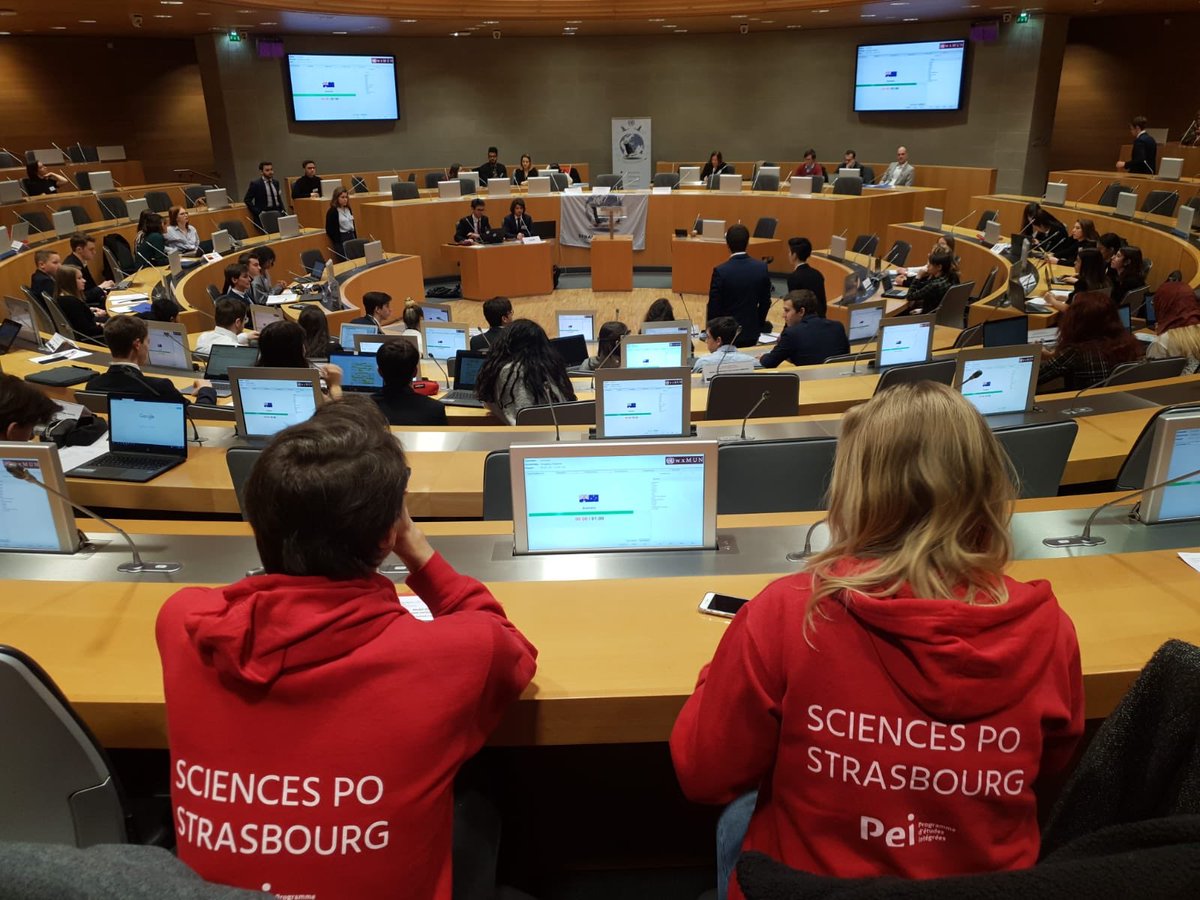regiongrandest's tweet photo. Le siège de la Région #GrandEst à #Strasbourg accueille aujourd’hui une simulation de débats de l'#ONU 🗣 40 #lycéens jouent le rôle de représentants officiels avec le soutien d'étudiants de @ScPo_Strasbourg et @strasdiplomacy ➡️ faire découvrir le fonctionnement de l'@ONU_fr https://t.co/6Vb2ELaVhf