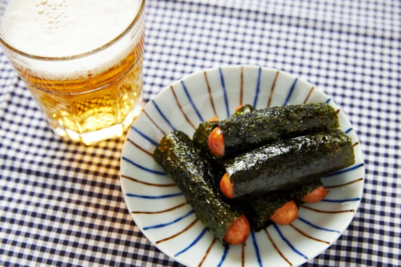 たまにはこんなシンプルなおつまみも有り？！誰でも作れる「ソーセージの磯辺焼き」のレシピ！