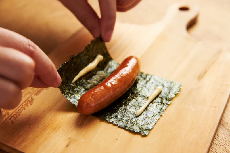 たまにはこんなシンプルなおつまみも有り？！誰でも作れる「ソーセージの磯辺焼き」のレシピ！
