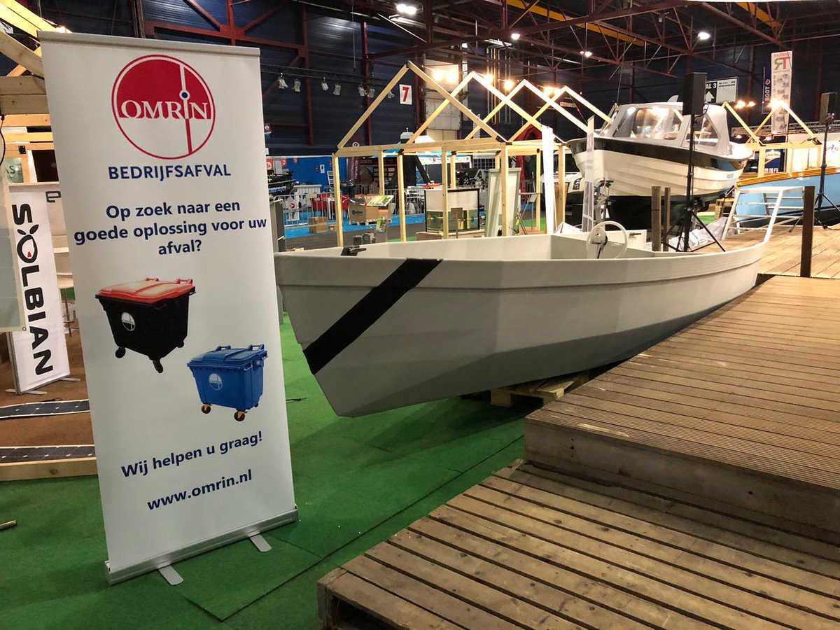 Omrin's tweet photo. ♻️🚤| Duurzame wereldprimeur! Met plastic afval maakt @10XLDordrecht een 3D geprinte circulaire elektrische sloep. Samen met @provfryslan en @SWFryslan . T/m 11 feb bij @BootHolland in @WTClnn in Leeuwarden. #wereldprimeur #duurzaam #10XL #3Dsloep #Omrin #OmrinBedrijfsafval https://t.co/NkRI8YWAy5