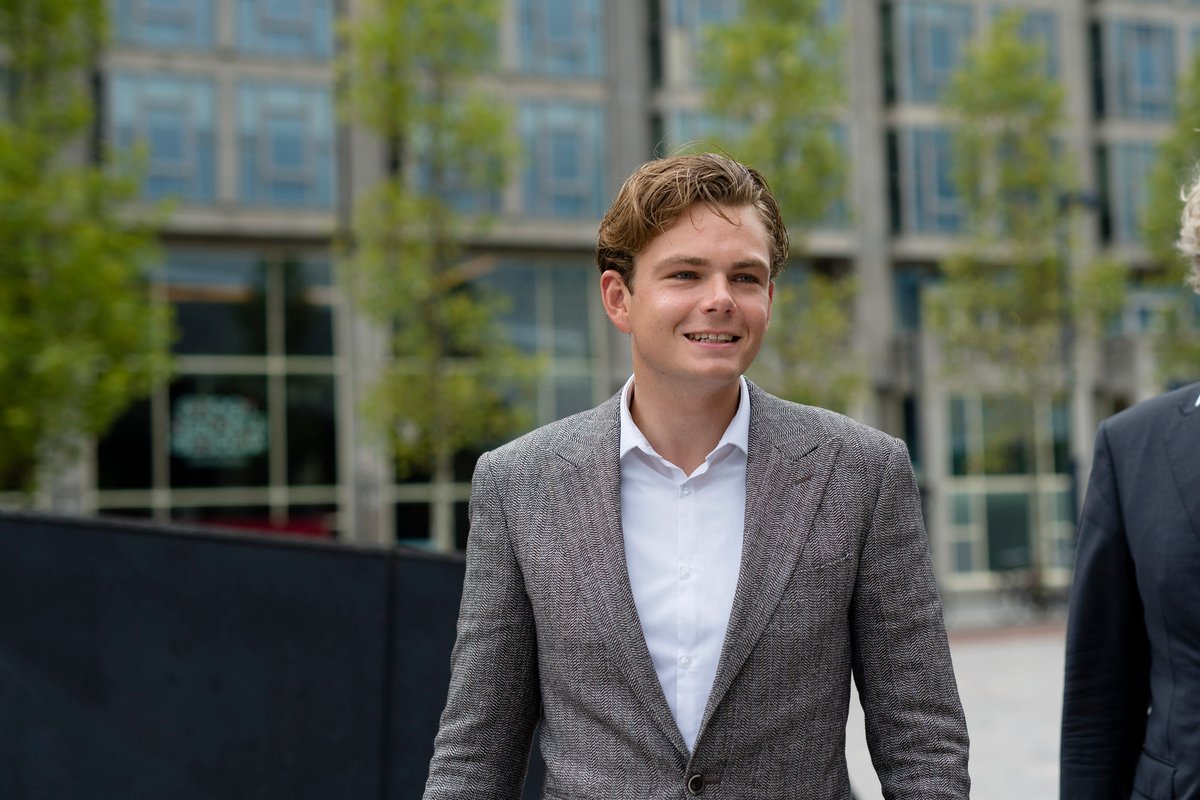 Pascal is een enthousiaste, veelzijdige makelaar met veel actuele kennis. Vol betrokkenheid geeft hij u altijd accuraat en gedegen advies. Door zijn analytische en persoonlijke benadering en indien nodig out-of-the-box aanpak behalen jullie samen het beste resultaat.