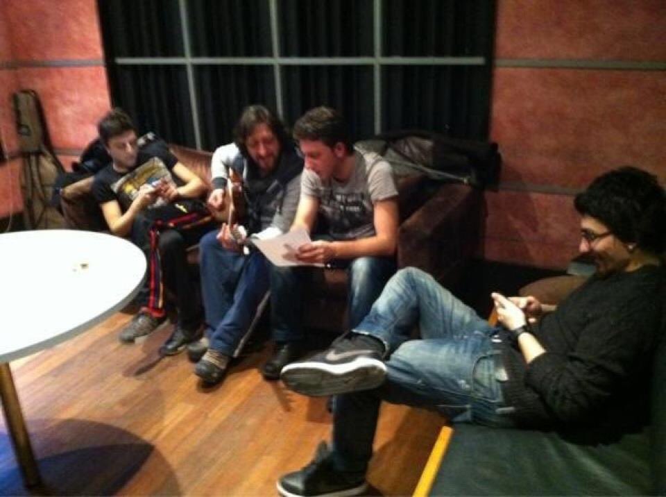 8 yıl önce bugün #aklımdakalanlar albümü için <a href="/marsandizstudyo/">Stüdyo Marşandiz</a> da kayıtlara başladığımız gün @Mehmetozn #buraksaltan <a href="/alpercelbis/">Alper Celbiş</a> 🤘