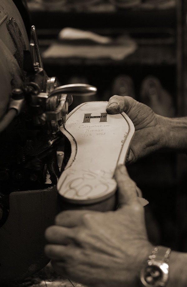 Vakkundige reparatie door onze gecertificeerde schoenhersteller. Indien mogelijk met de originele materialen. Iedere woensdag en vrijdag klaar. Ook als de schoenen niet bij ons gekocht zijn.
#schoenen #reparatie #vakkundig #noordwijk -> aadvandenberg.nl/klantenservice…