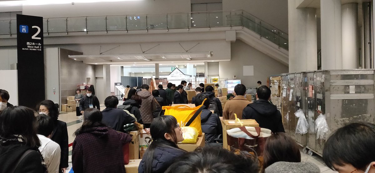 最終日終わりました。荷物の列と量がヤバイ。進みません､､､