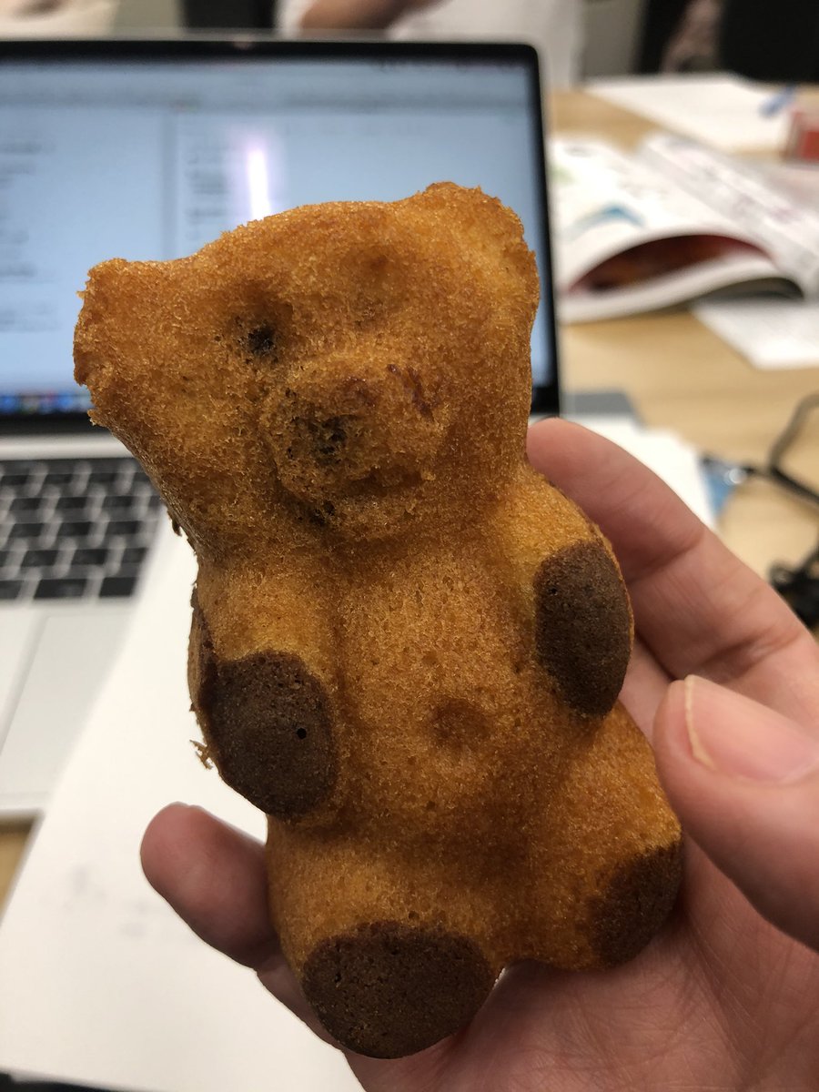 イブニング アングレーム映画祭から帰還したiさんのお土産の おフランスのお菓子をいただきました パッケージにはかわいい くまちゃんが書かれていたんですよ