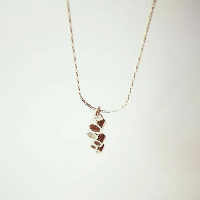 Aysa_Anna's tweet photo. Pendant "Skinny Syrinx" - Sterling silver with palisander wood

Hanger "Skinny Syrinx" - Sterling zilver met palissander wood

#skinny #palisander #rosewood #wood #goldsmithing #goldsmith #ladysmith #jewelry #jewelrydesign #artisanship #handmadejewelry #… https://t.co/D1VGUf30aR https://t.co/RmU2XUCYXm