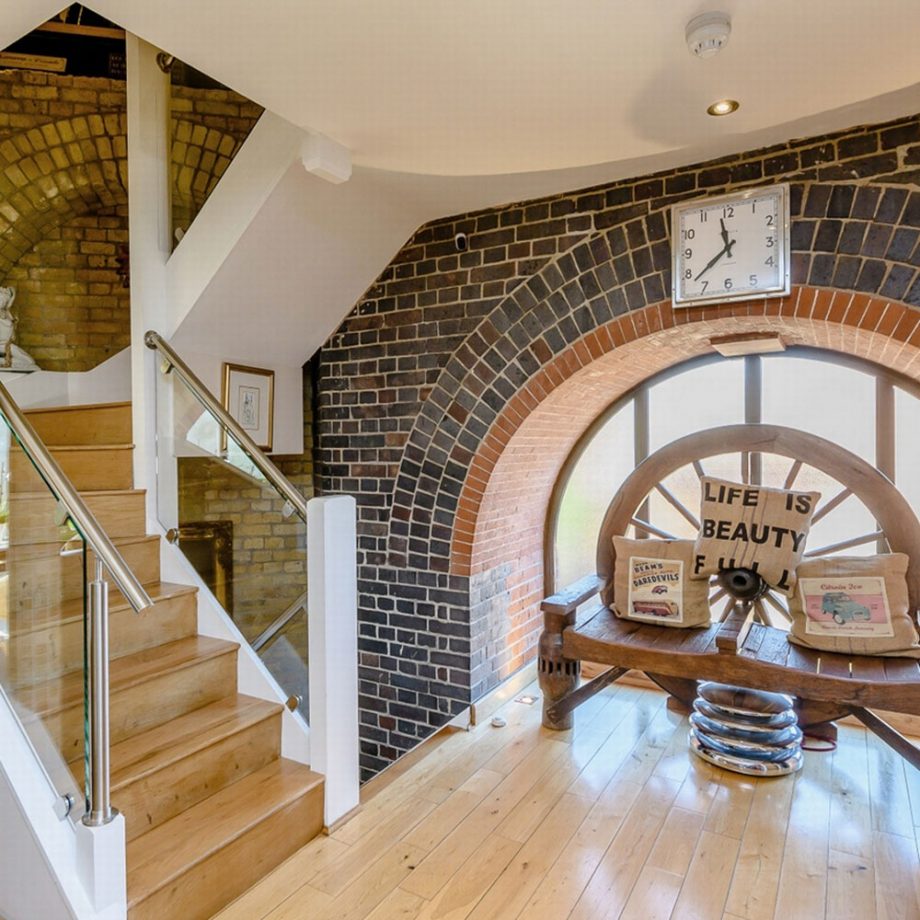 Take a tour of these converted water towers courtesy of Ideal Homes>>>bit.ly/37SZoDX

We particularly like how the glass balustrade and large arch window help to flood the property with more natural light. 👌 

#balustrade #homedesign #glassbalustrade #construction