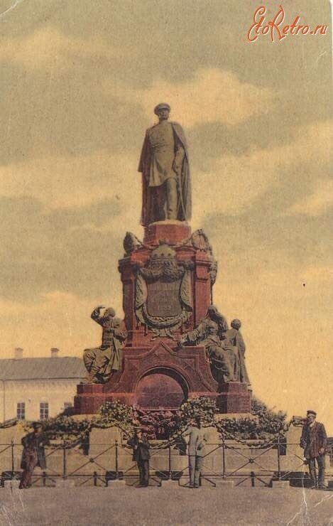 decommunization's tweet image. Наиболее циничными были случаи, когда на постамент от памятника императору ставился Ульянов. Так произошло в Самаре: памятник Александру Второму сбросили с постамента, утопили в Волге, а на его место водрузили однотипный памятник Ленину. С тех пор он и стоит на чужом постаменте.