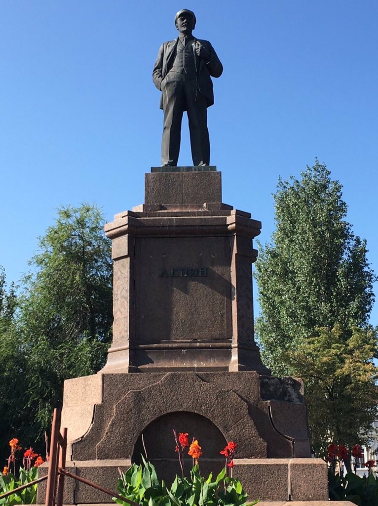 decommunization's tweet image. Наиболее циничными были случаи, когда на постамент от памятника императору ставился Ульянов. Так произошло в Самаре: памятник Александру Второму сбросили с постамента, утопили в Волге, а на его место водрузили однотипный памятник Ленину. С тех пор он и стоит на чужом постаменте.