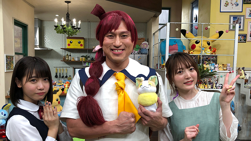 ポケモン公式ツイッター 明後日のポケんち キュートなポケだち3人がやってきた 26時のマスカレイドの来栖りん さんと 声優の花澤香菜さん 写真の真ん中にいるのは アニメ ポケットモンスター に登場するコハルのように見えるけど もしかして