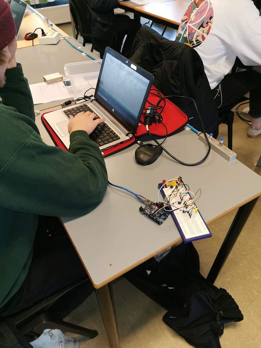 godalenvgs's tweet photo. Denne uken har vg2 Industriteknologi elevene ved @godalenvgs koblet og programmert med #Arduino og #microbit. https://t.co/HQKkEV9YEV