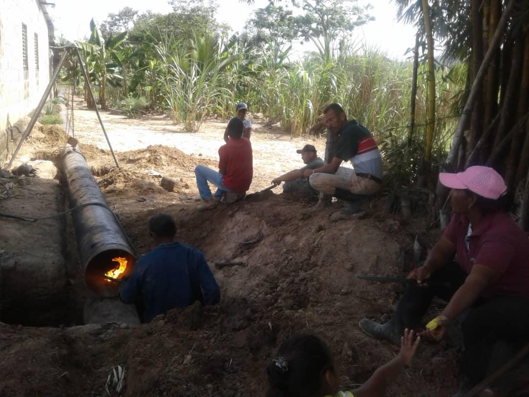 YolimarPSUV's tweet photo. Colocación de tubería  de aguas blancas sector los Pinos, en conjunto la Alcaldia con el equipo de Hidrosuroeste #YolimarSiTrabaja @NicolasMaduro @FreddyBernal @NellyverLugo https://t.co/HH2Cfi8uex