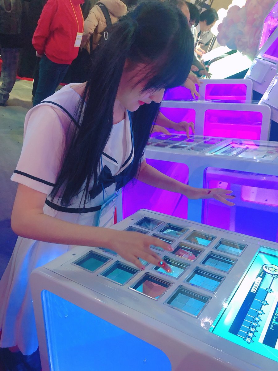 minmin_ameryu's tweet photo. วันนี้ก็ได้มาเข้าชมงาน KAC ที่ประเทศญี่ปุ่นเป็นครั้งแรกด้วยล่ะค่ะ! เป็นงานที่มีตู้เกมเยอะแยะเต็มไปหมดเลย แต่ละเกมก็น่าสนุกมากๆเลยแอบไปเล่นมาตั้งหลายอย่างแหนะ 😳💗
#AMERYU #9thKAC #BEMANI #KAC #MusicGame #ArcadeGame #BEC2019 #MinminAMERYU https://t.co/D3sqUXRLFB