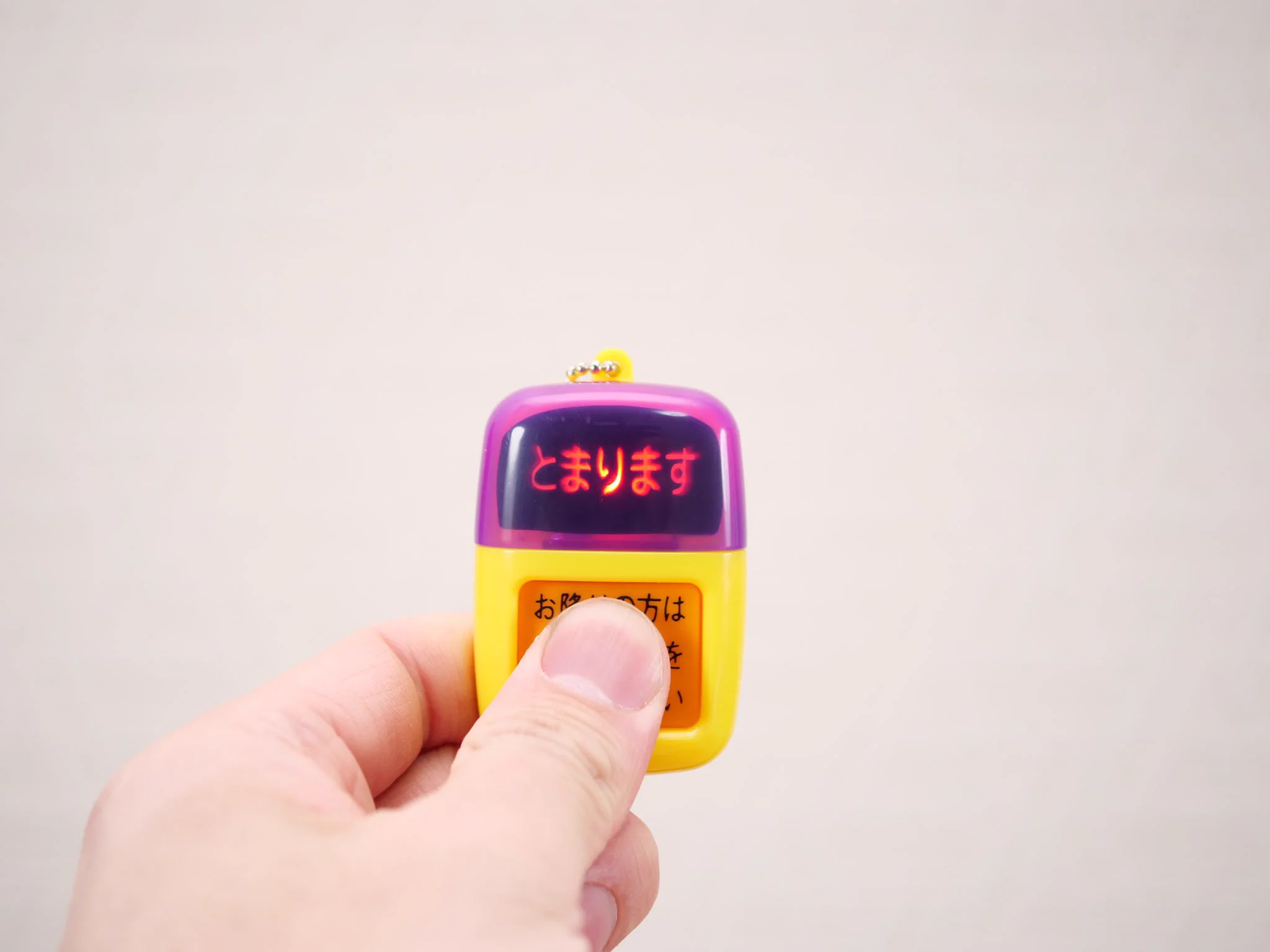 子供にとっては最高のアイテム？バス降車ボタンのガチャガチャwww