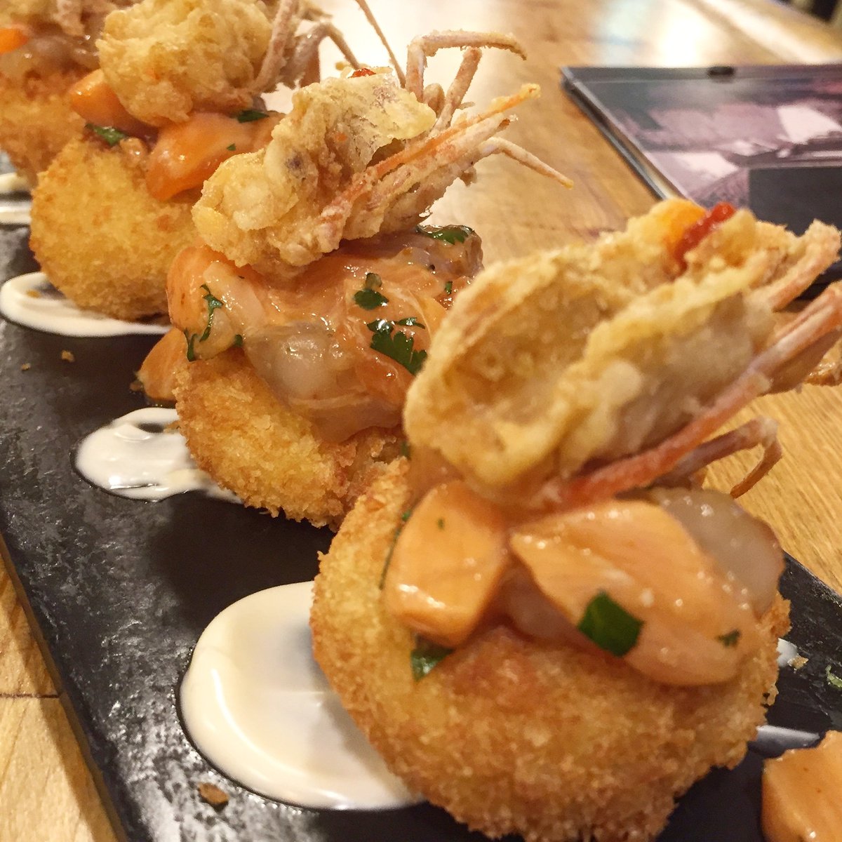 Disfruta del viernes (¡viernes!) junto a nuestras causas con tartar de salmón y crujiente de langostino, toda una explosión de sabor y matices.