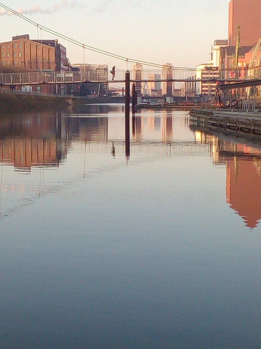 Herrlicher Sonnenaufgang im Innenhafen, aber eiskalt. Wassertiefe 8m, Wassertemperatur 7 Grad Celsius.

#Innenhafen #marinaDuisburg #duisburg #schwanentor #buckelbrücke #sportschifffahrt #hochwasser #RHEIN #duisburgtourismus