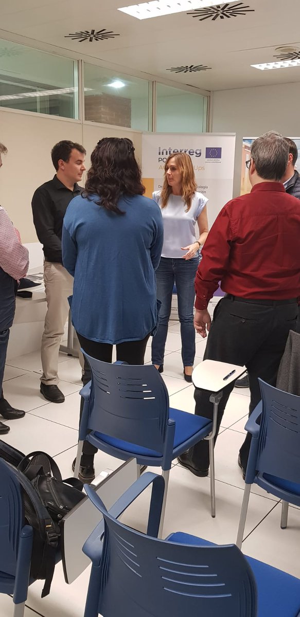 Segunda sesión #taller presentando sus #elevatorpitch con la colaboración de <a href="/AceleUp/">ACELE-StartUps</a> <a href="/aainsa/">Ana Aínsa</a> <a href="/CEEIARAGON/">CEEIARAGON</a>