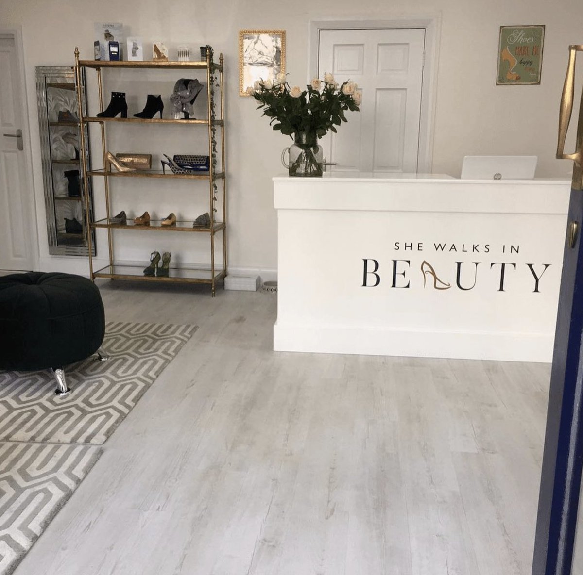 Our large chamfered desk with plain front creates the perfect space to display your logo
-
-
-
Looking for a bespoke reception desk for your shop? Get in touch today! 
-
-
-
#shopcounter #shopcounters #receptiondesk #madetomeaureshopcounter #madetomeasurereceptiondesk #salondesk