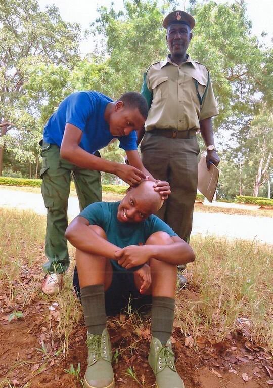 swahilitimes's tweet image. #PichaNaHistoria

Mbunge wa Kawe na Mwenyekiti wa Baraza la Wanawake CHADEMA, Halima James Mdee akinyolewa upara kabla ya kuanza mafunzo mafupi ya Jeshi la Kujenga Taifa (JKT) katika Kambi ya Ruvu, mwaka 2013.