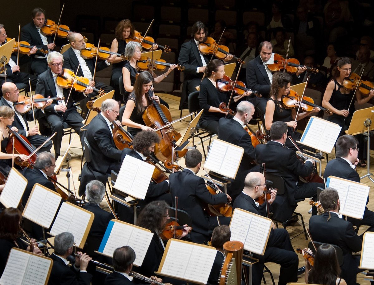 INAEM_Cultura's tweet photo. ¿No puedes ir al #Auditorio este #finde? ¡No te preocupes! @radioclasica emite en directo el #conciertosinfónico de la @ocnesp con las obras 'Dona nobis pacem', de Vaughan Williams, y 'The Planets', de Holst, dirigidas por Eiji Oue. ¿A que ya no tienes excusa?😊🎧
👉 9 feb 11:30h https://t.co/qy4BL6LvOn