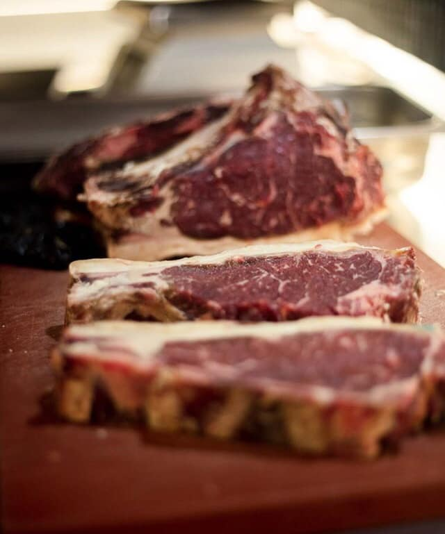 Carbonrestaura3's tweet photo. ¡El top de las carnes!Chuleta de vaca vieja con una maduración de 30 días con la técnica de dry aged.
¿Reservamos mesa? 👉https://t.co/cG2pLfAIxt
☎️947 347007 #brasa #producto #materiaprima #carbonrestaurante #mirandadeebro #restauranteenmiranda #comerenprovinciadeburgos https://t.co/qje8O0W1xz