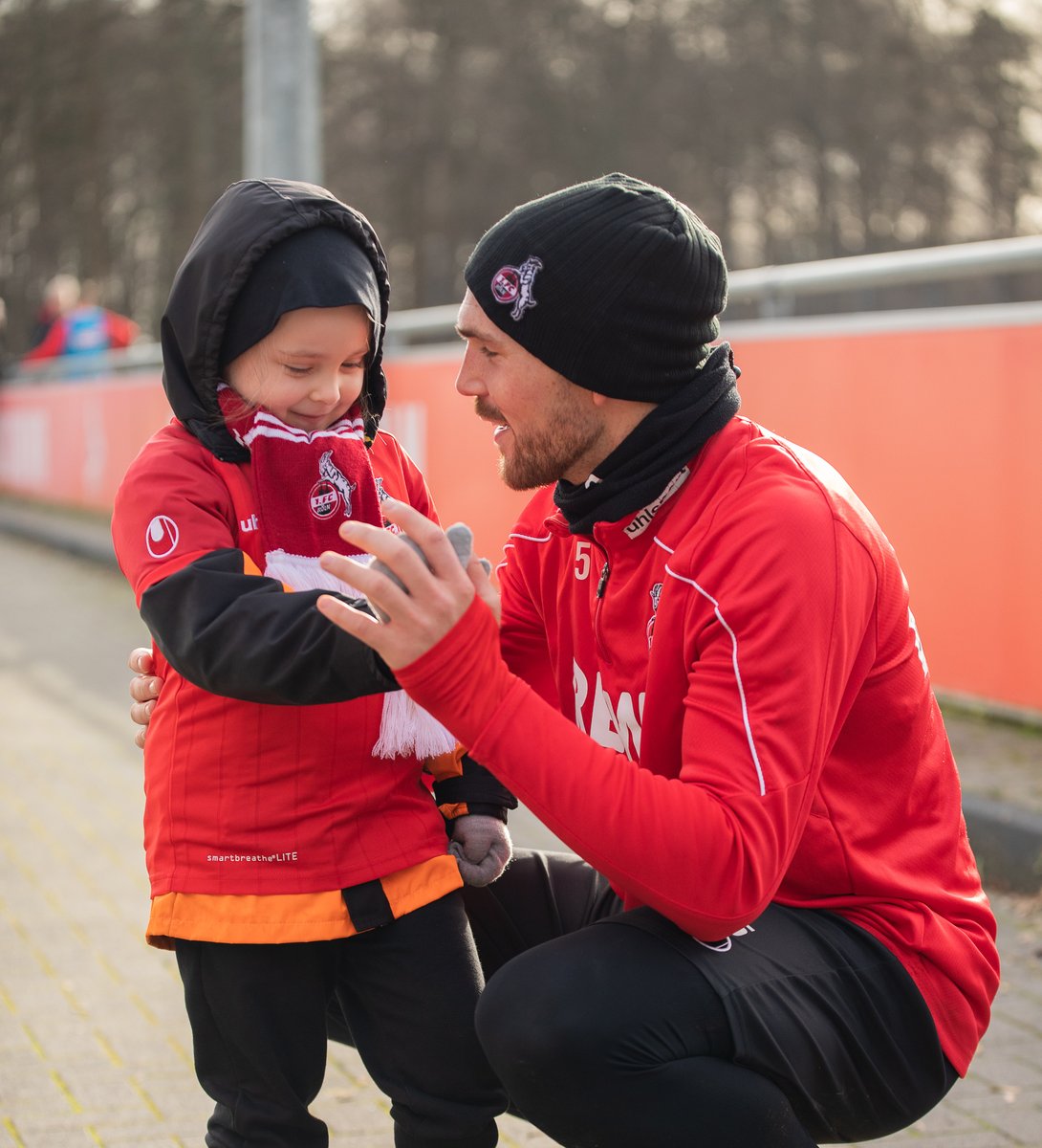 fckoeln's tweet photo. Lia-Marlen ist fünf Jahre alt und kämpft um ihr Leben. Diesen Kampf wird sie verlieren. Sie hat Hautkrebs – unheilbar. Mit ihrer Mutter hat sie eine Liste erstellt mit Dingen, die sie noch erleben will. Ganz oben: Rafael Czichos treffen. Er ist ihr Lieblingsspieler. ♥⚪

#effzeh https://t.co/o8eQ3EyLbL
