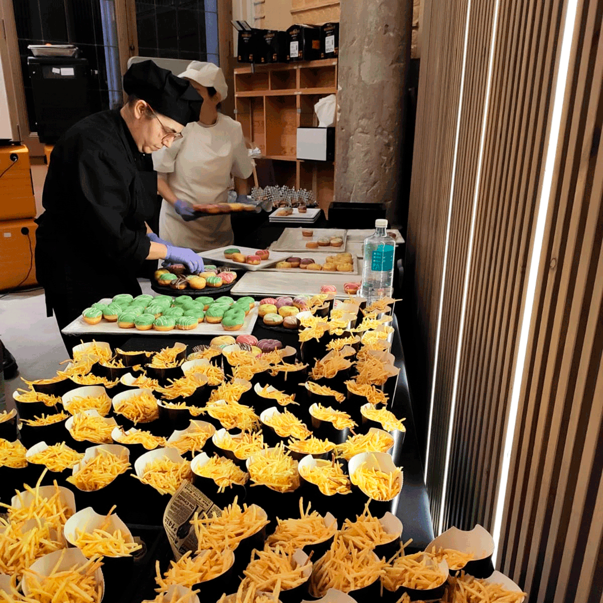 SaltaCatering's tweet photo. Ahir vam posar punt final a una setmana molt intensa on hem donat el millor de nosaltres 💪

Un any més, hem participat la @080_bcn_fashion, enguany, servint el nostre càtering 🥙🥂😋

Molt agraïdes per l'oportunitat! Seguim! ✊👩‍🍳🧑‍🍳#SomSaltaCatering #SomAred https://t.co/loNHOkt8US