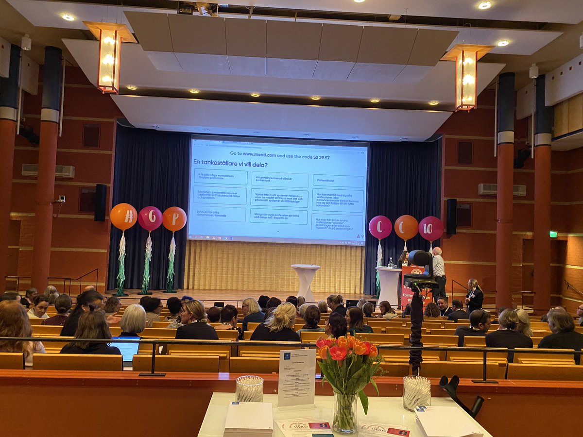 TDJeanette's tweet photo. Tankeställarna strömmar in från publiken! På workshopen Tvärprofessionellt perspektiv på personcentrering. Nu #GPCC10 @LilasAli https://t.co/T0YsghlmHI